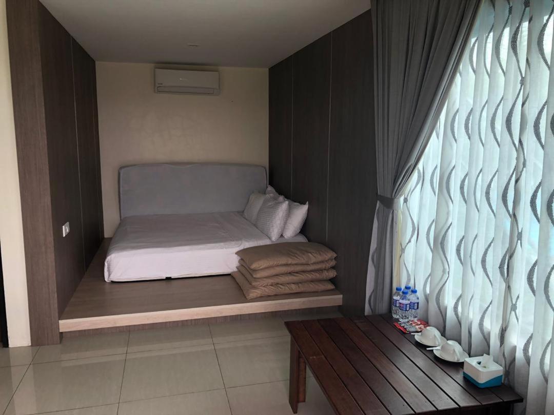Kluang Container Swimming Pool Hotel Exterior foto